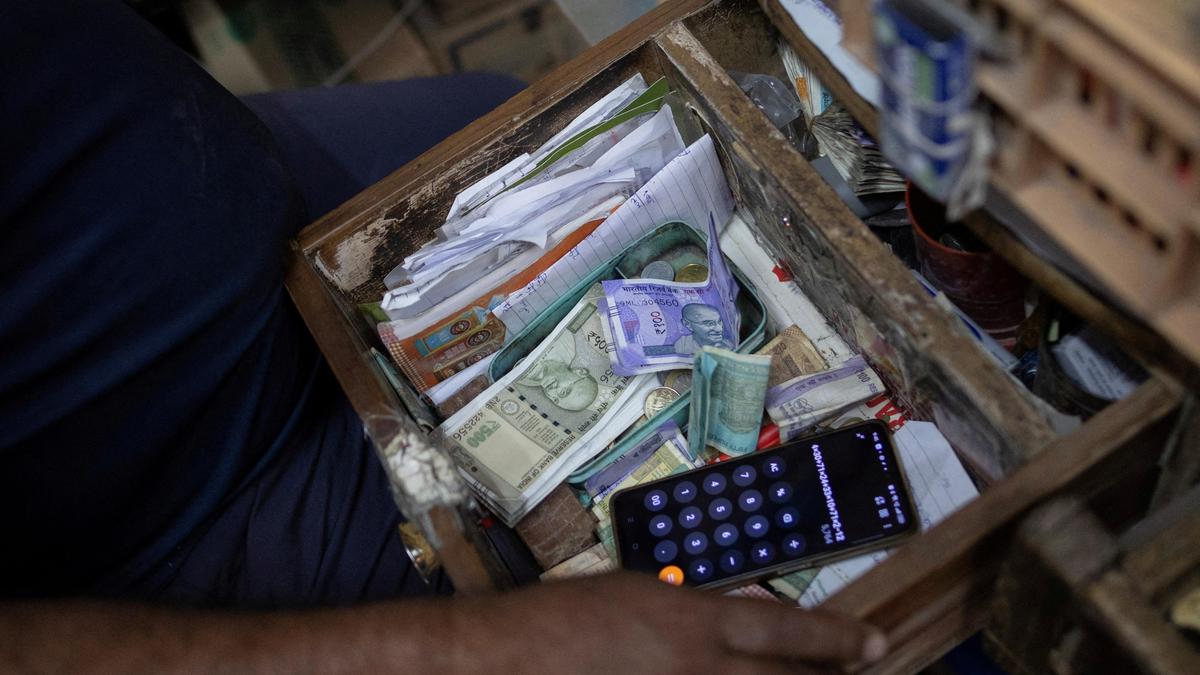 अमेरिकी डॉलर के मुकाबले रुपया 17 पैसे टूटकर 92.71 पर आ गया