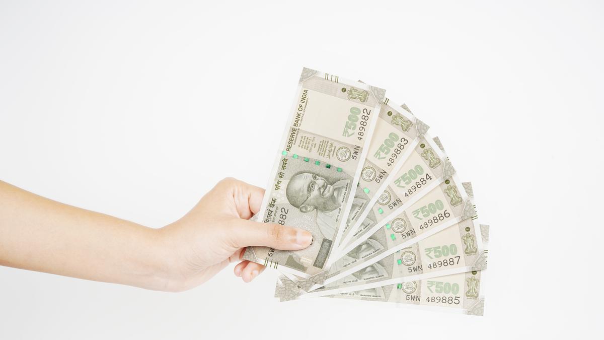 INR से USD आज: अमेरिकी डॉलर के मुकाबले रुपया अब तक के सबसे निचले स्तर से 128 पैसे बढ़कर 93.57 पर पहुंच गया