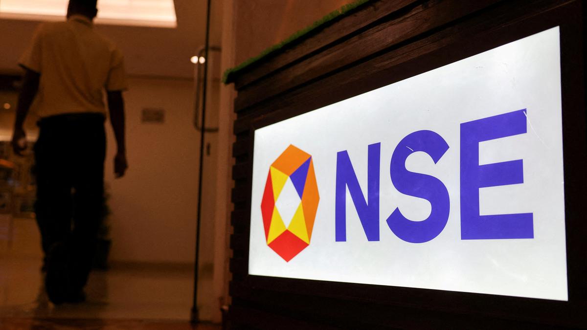 तेल की बढ़ती कीमतों, विदेशी फंड की निकासी के बीच शेयर बाजार गिरावट के साथ खुले