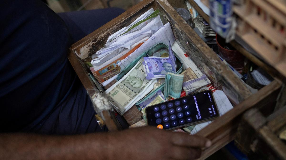 अमेरिकी डॉलर के मुकाबले रुपया 10 पैसे बढ़कर 93.23 पर बंद हुआ