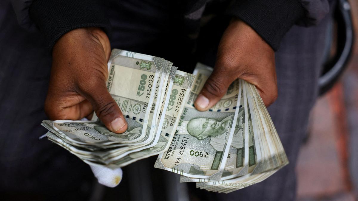 शुरुआती कारोबार में अमेरिकी डॉलर के मुकाबले रुपया 20 पैसे मजबूत होकर 93.15 पर पहुंच गया