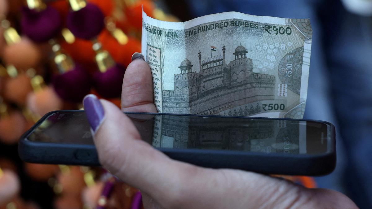 INR से USD: ईरान-अमेरिका युद्धविराम पर रुपया 47 पैसे बढ़कर 92.59 प्रति USD पर बंद हुआ, RBI ने नीतिगत दरों पर रोक लगाई