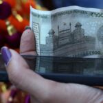 शुरुआती कारोबार में अमेरिकी डॉलर के मुकाबले रुपया 16 पैसे गिरकर 93.32 पर आ गया