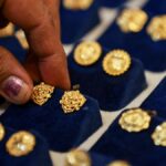 अमेरिका-ईरान तनाव के बीच डॉलर के मजबूत होने से सोना गिरा