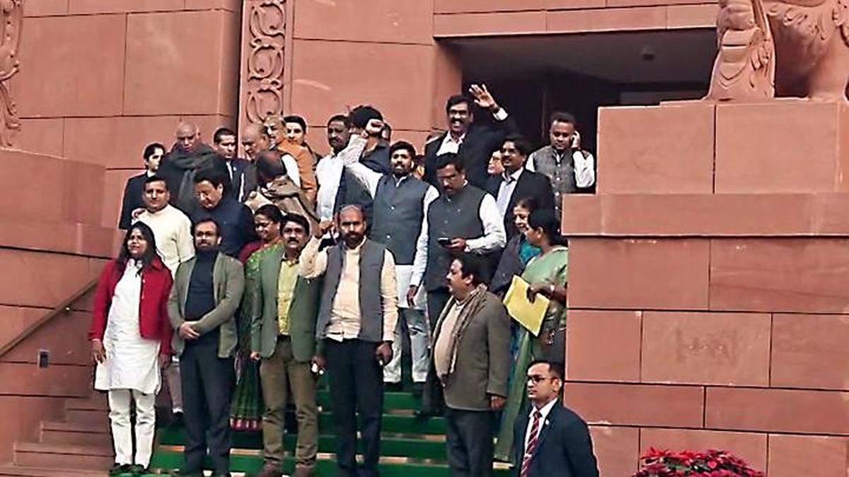 राहुल के मुद्दे पर राज्यसभा में तनाव बढ़ा, विपक्ष ने किया वॉकआउट