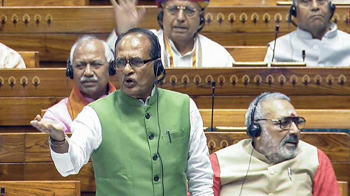 किसान आईडी पर काम तेज करें, उर्वरकों की आपूर्ति सुनिश्चित करें: कृषि मंत्री ने अधिकारियों से कहा