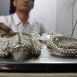 चांदी वायदा ₹5,175 गिरकर ₹2,51,967/किलोग्राम पर आ गई