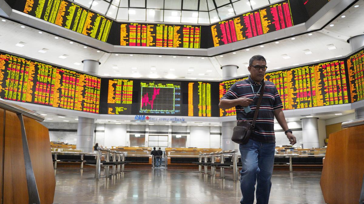 ईरान में युद्ध के बीच तेल की कीमतें बढ़ने से एशियाई शेयरों में गिरावट आई है, जिसकी गूंज पिछले हफ्ते वॉल स्ट्रीट में आई गिरावट की तरह है