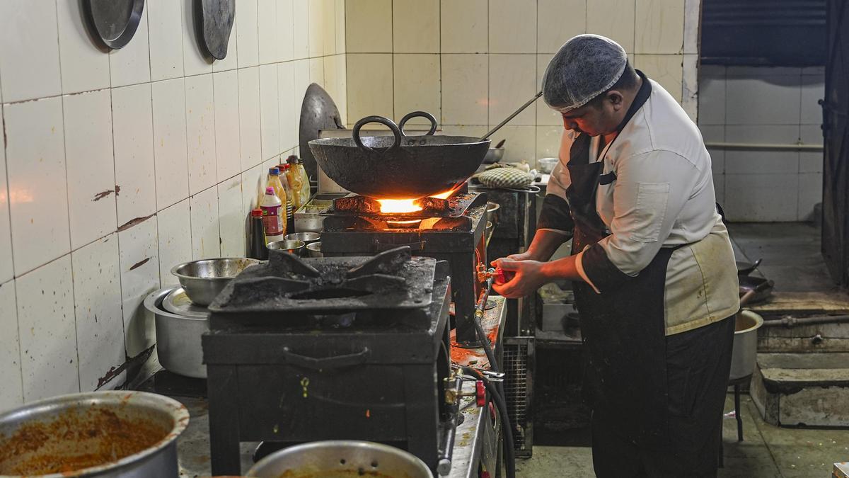 वाणिज्यिक एलपीजी की कीमतें 10% बढ़ीं, घरेलू एयरलाइनों के लिए जेट ईंधन की दरें 9% बढ़ीं