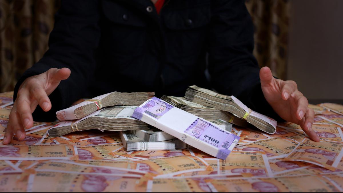 अमेरिकी डॉलर के मुकाबले रुपया 33 पैसे मजबूत होकर 92.85 पर पहुंच गया