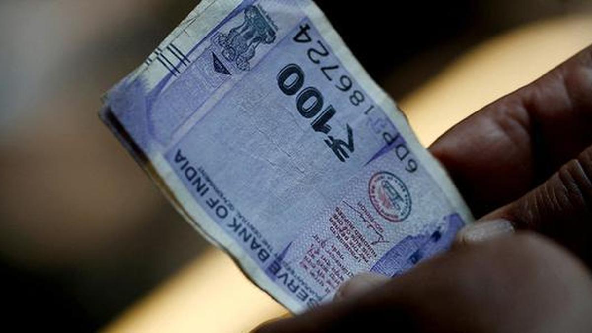 शुरुआती कारोबार में अमेरिकी डॉलर के मुकाबले रुपया 24 पैसे गिरकर 94.39 पर आ गया