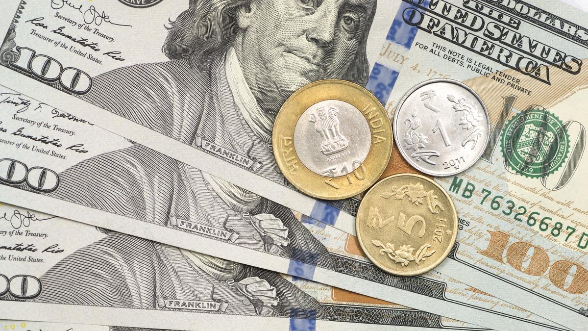 रुपया रिकॉर्ड निचले स्तर से उछला; अमेरिकी डॉलर के मुकाबले 1.6% बढ़कर 93.19 पर पहुंच गया