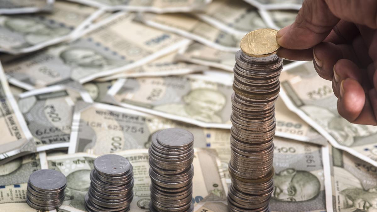 यूएसडी से आईएनआर: स्थिति में ढील, आयातक हेजिंग से घिरा हुआ रुपया थोड़ा बदल गया है