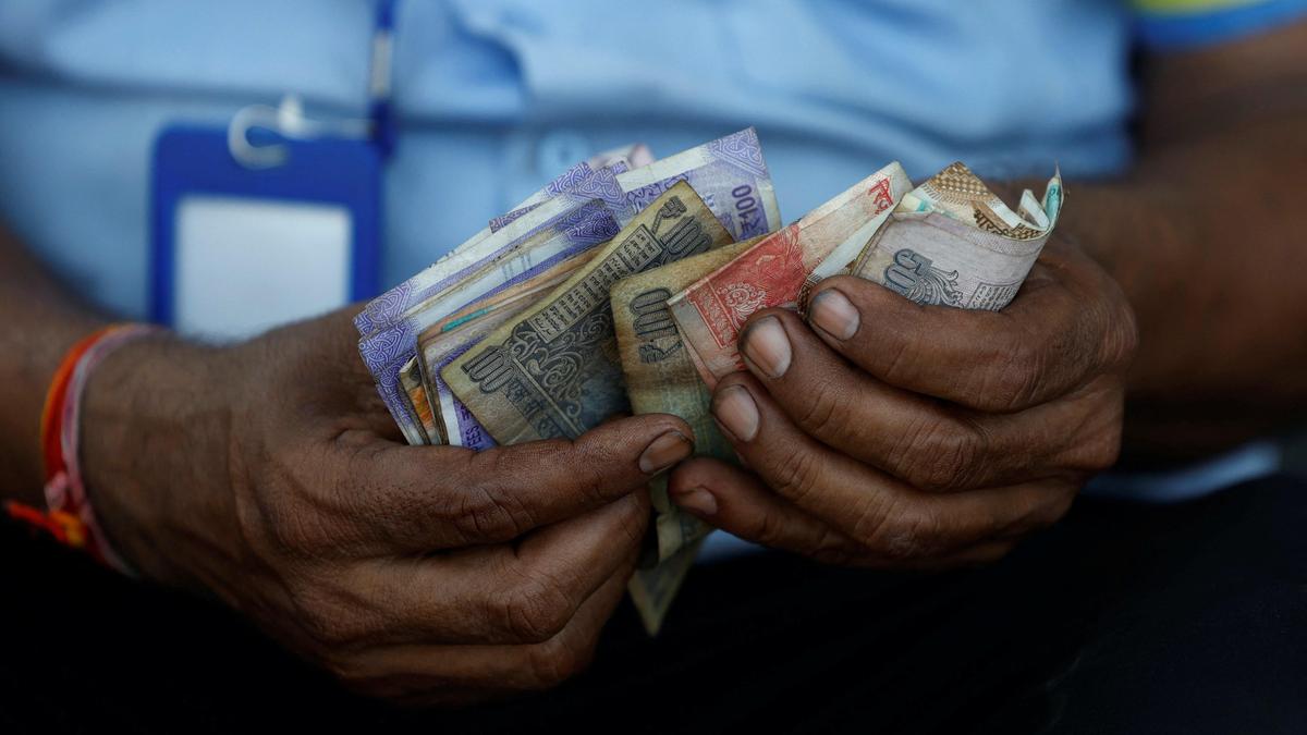 अमेरिकी डॉलर के मुकाबले रुपया 31 पैसे गिरकर 95.67 पर बंद हुआ
