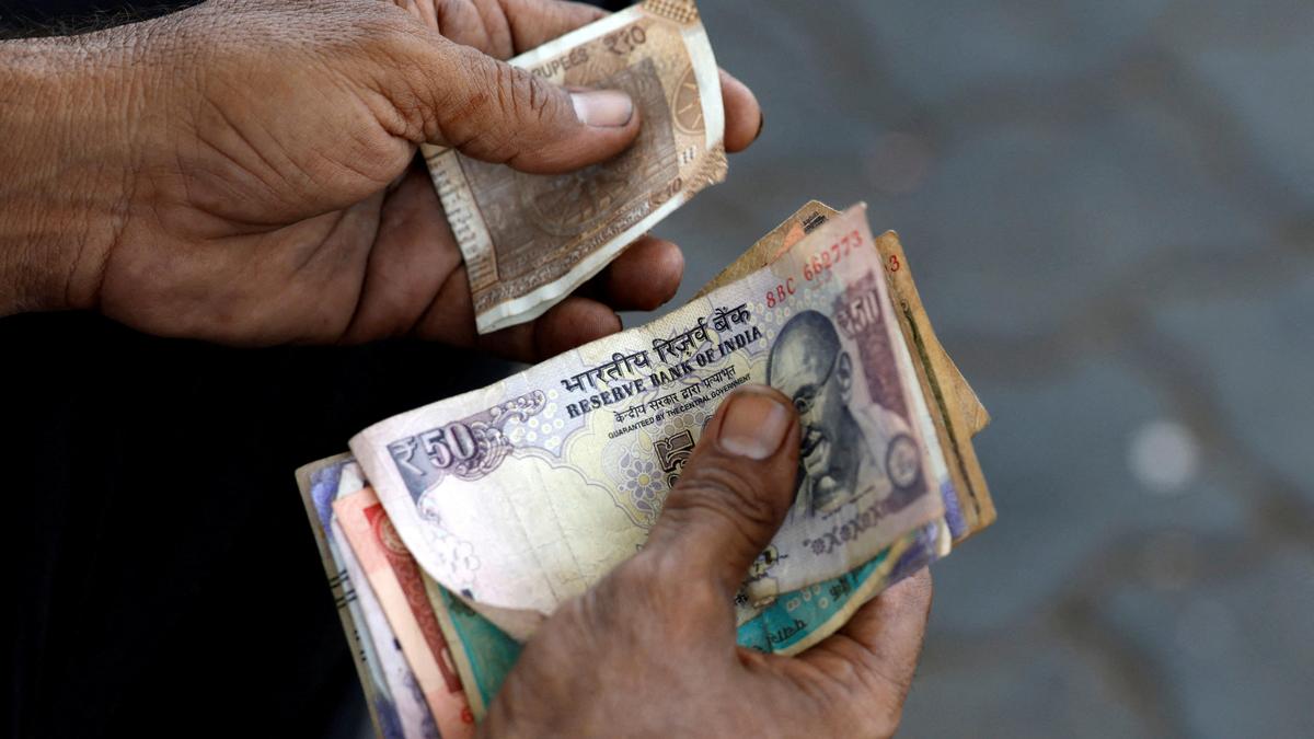 शुरुआती कारोबार में अमेरिकी डॉलर के मुकाबले रुपया 9 पैसे गिरकर 94.94 पर आ गया