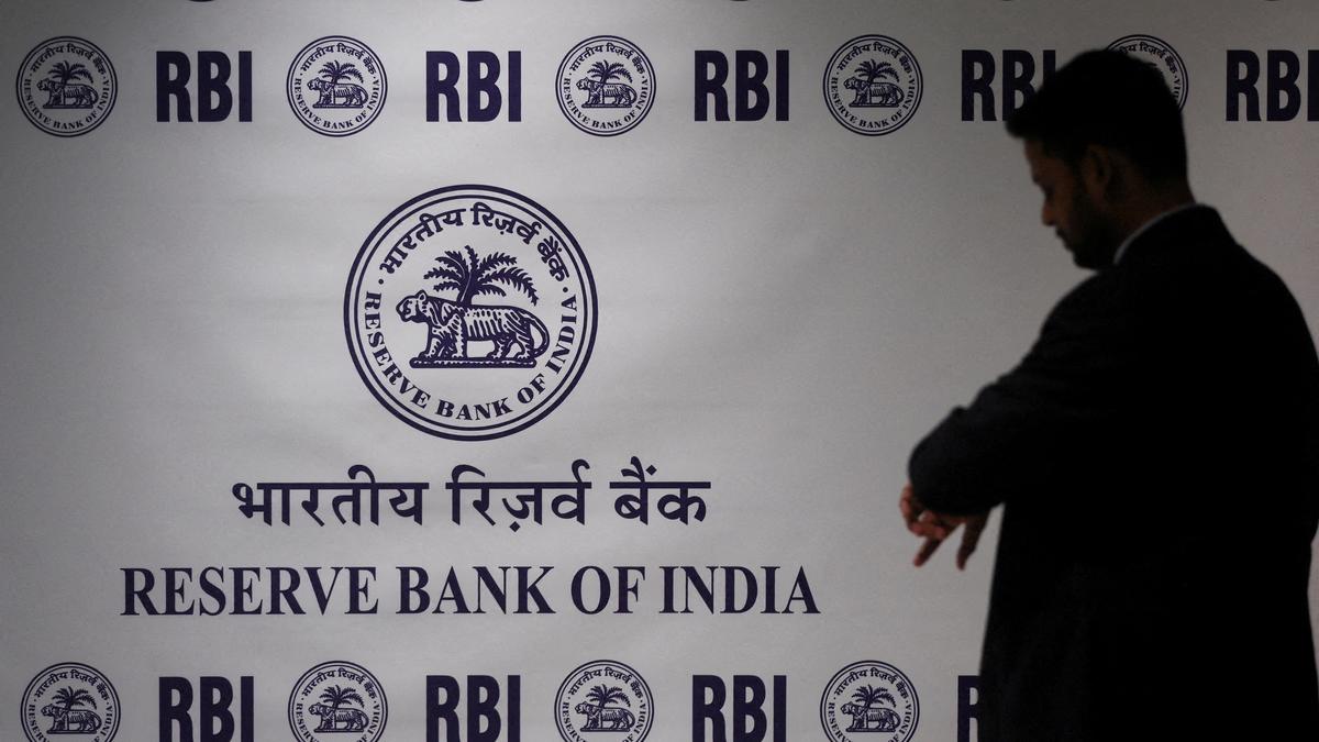 आरबीआई ने सोने की बिक्री की अफवाहों को खारिज किया; भौतिक भंडार 880.52 टन पर स्थिर है