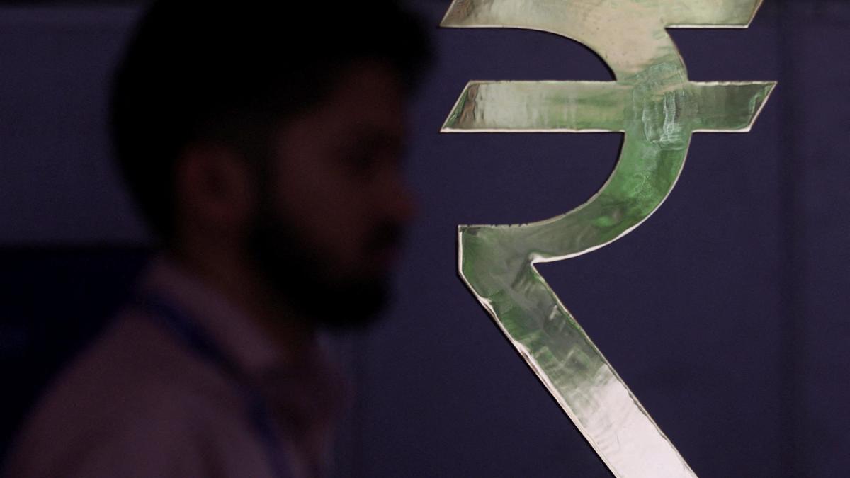 अमेरिकी डॉलर के मुकाबले रुपया 7 पैसे गिरकर 95.83 पर बंद हुआ