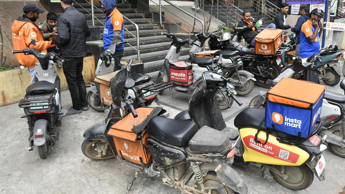 आर्थिक सर्वेक्षण 2025-26 में नौकरी परिदृश्य की गुलाबी तस्वीर पेश की गई है, गिग श्रमिकों के बीच असमानता पर चिंता जताई गई है