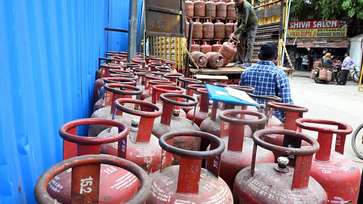केंद्र ने पीएम-उज्ज्वला योजना की रिफिल संख्या 9 से घटाकर 4 कर दी