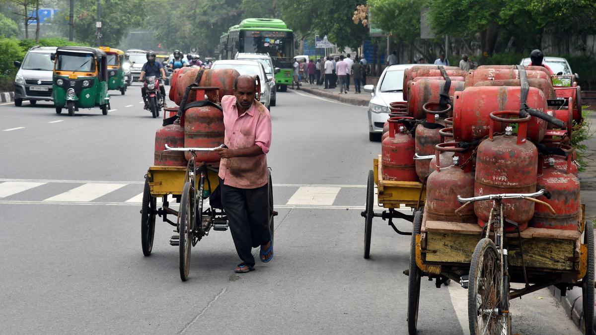 एलपीजी की कीमत में 29 रुपये प्रति 14.2 किलोग्राम सिलेंडर की बढ़ोतरी हुई