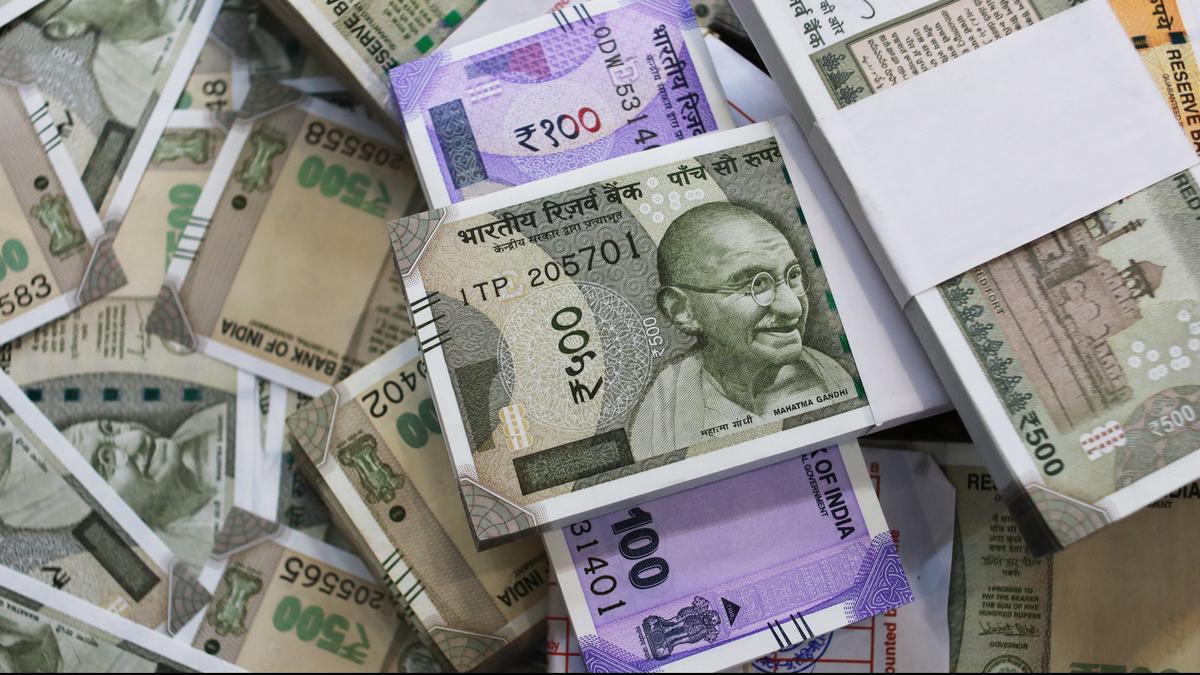 शुरुआती कारोबार में अमेरिकी डॉलर के मुकाबले रुपया 28 पैसे गिरकर 95.64 पर आ गया