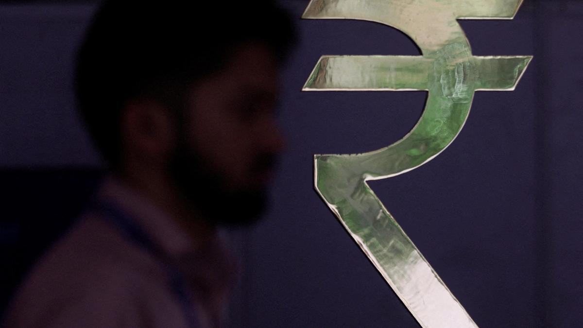 अमेरिकी डॉलर के मुकाबले रुपया 48 पैसे बढ़कर 94.95 पर बंद हुआ
