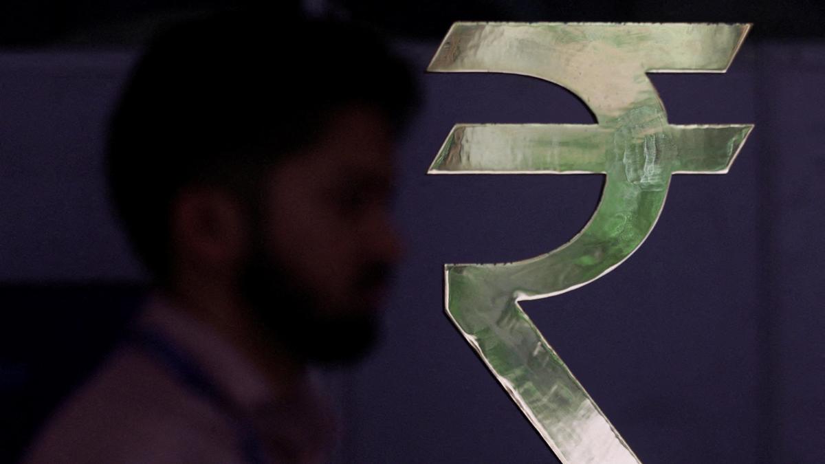अमेरिकी डॉलर के मुकाबले रुपया 67 पैसे गिरकर 95.23 पर बंद हुआ