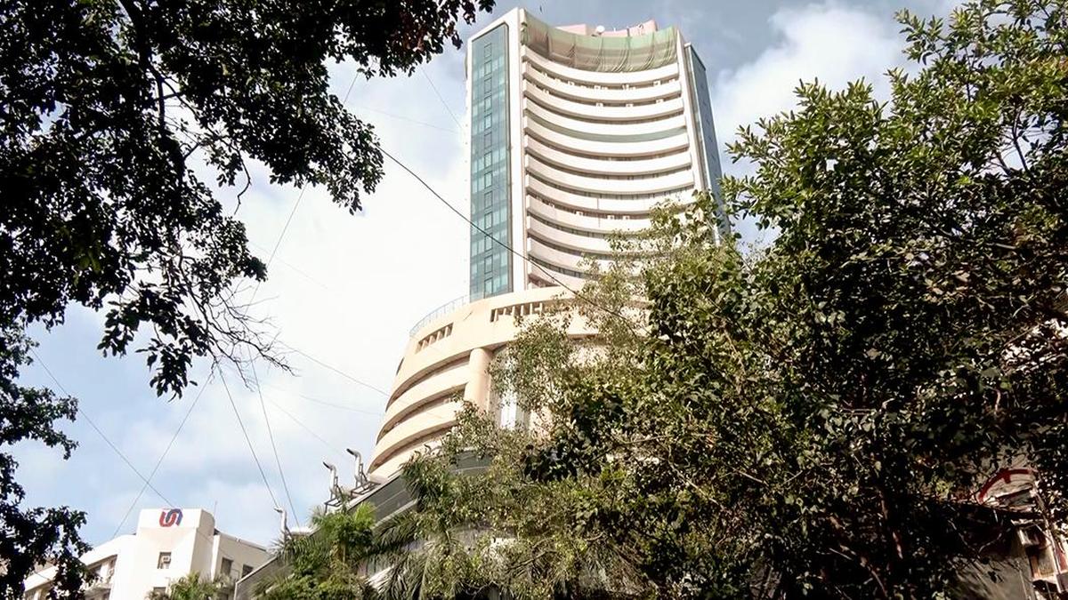 पिछले सत्र में भारी गिरावट के बाद शुरुआती कारोबार में शेयर बाजारों में तेजी आई