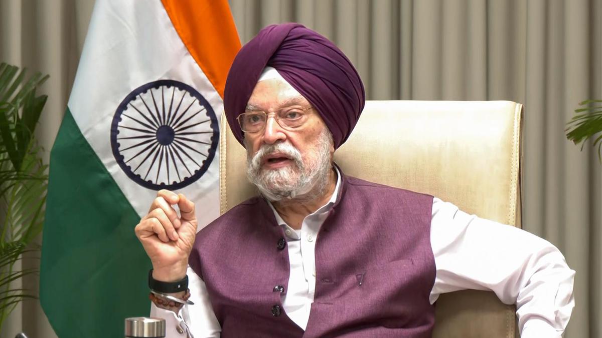 सस्ता कच्चा तेल भारतीय रिफाइनर तक पहुंचने के बाद ही पेट्रोल, डीजल की कीमतें घटेंगी: हरदीप पुरी