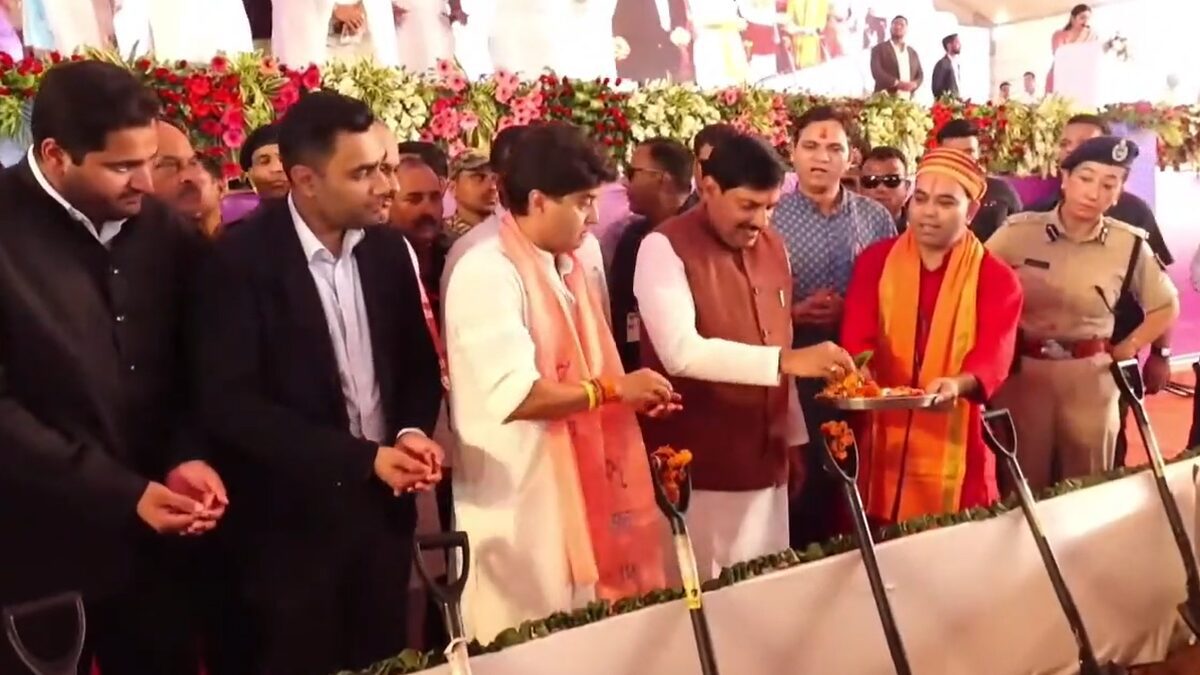 मध्य प्रदेश के मुख्यमंत्री सिंधिया ने अडानी समूह की रक्षा विनिर्माण इकाई की आधारशिला रखी