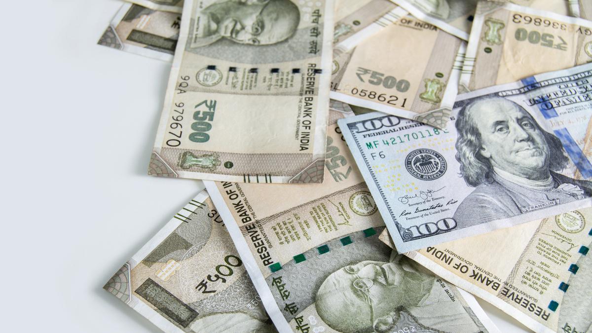 अमेरिकी डॉलर के मुकाबले रुपया 18 पैसे गिरकर 95.34 पर बंद हुआ
